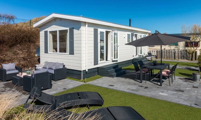 IJmuiden Ski Chalet | Carlene Chalet