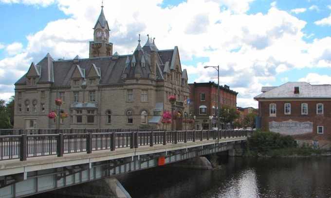 Carleton Place Apartment | Carleton Place Downtown Airbnb Apartment Retreat - Sleep Max 5