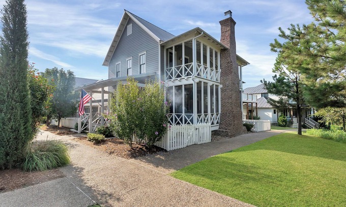 Hoyt House | CARLTON LANDING! 3-Porches, Partial lake views, Putting green and Fire pit.