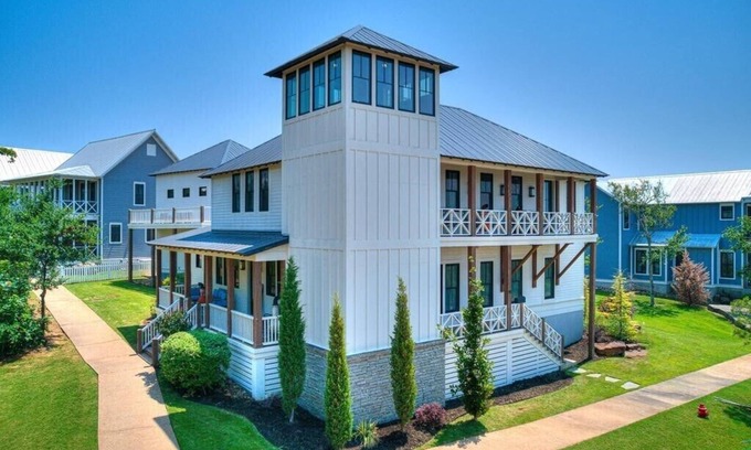 Eufaula House | Carlton Landing. Large lakeview family home. Close to pool, pickleball & tennis!