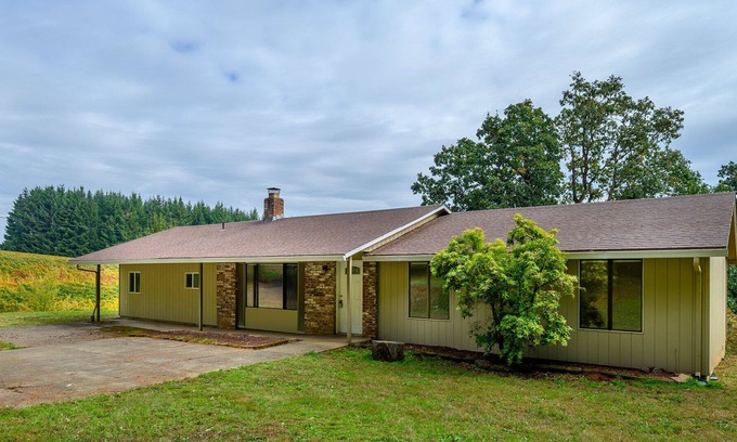 Carlton House | Carlton Vineyard Home on Twenty Acres - Tranquil Beauty Close to Town!