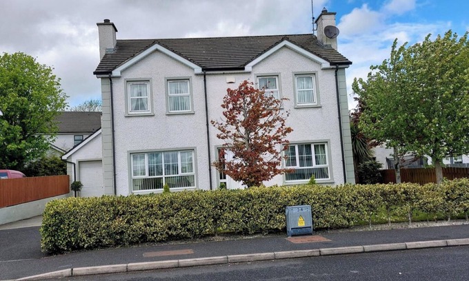 Carndonagh House | Carndonagh - 3-Bedrooms - Sleeps 6/7 - Garden