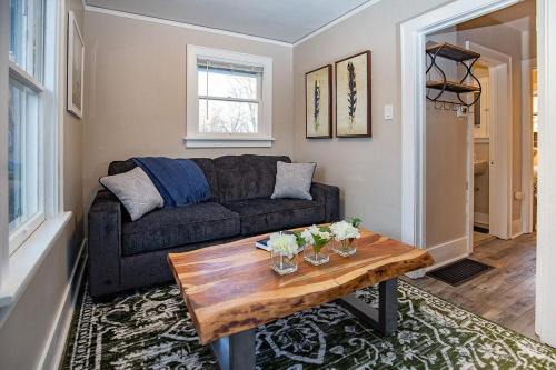 Greeley House | Carriage House Walk to UNC + Free Bikes