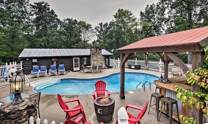 Henry Cabin | ‘Carter’s Hideaway’ by Fairy Stone: Pool & Hot Tub