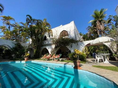 Jardim Virginia House | Casa aconchegante,perto da praia,com piscina,muito jardim,e pet friendly