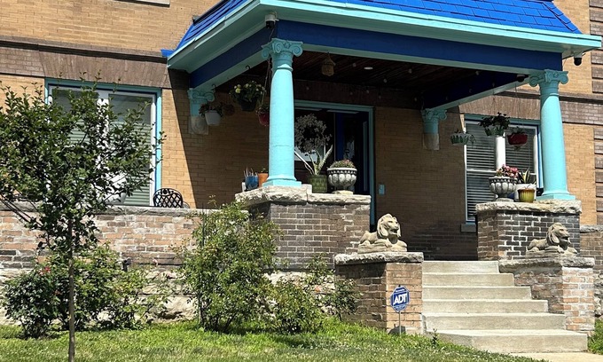Westport House | CASA AZUL DE VIDA. 1 min next to the Street Car.