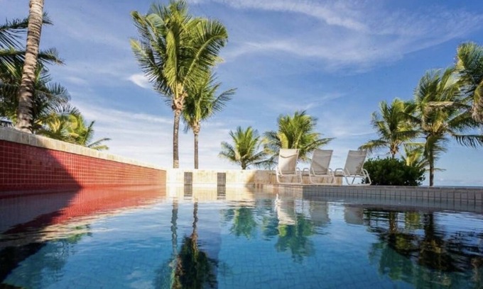 Itacimirim House | Casa Beira Mar on the beachfront and close to the natural pools.