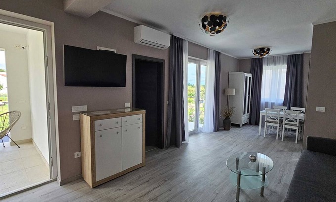 Matohanci Apartment | CASA BIANCA One-Bedroom Apartment with Balcony 2