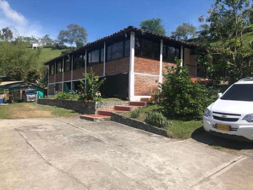Guadalajara de Buga Ski Chalet | Casa Campestre Buga Parcelación Paraiso de Sonsito