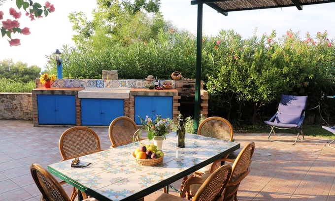 Ricadi House | Casa Capri, for 4 people with shared swimming pool and access to the beach