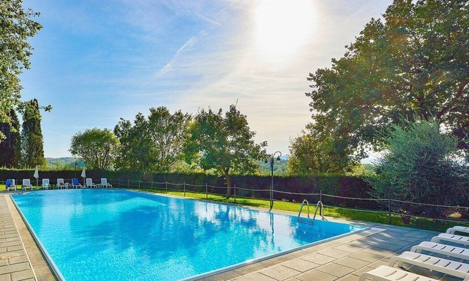 Popoltaio-Schiacciato House | Casa Caprifoglio F: A characteristic and welcoming apartment that is part of an ancient country house surrounded by the greenery, with Free WI-FI.
