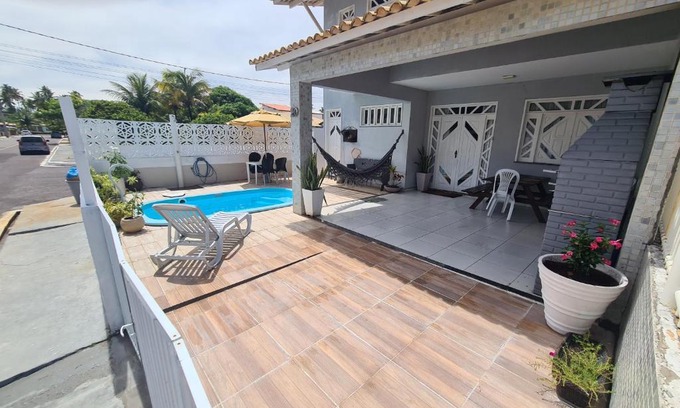 Mosqueiro House | Casa cinza em frente à praia em condominio