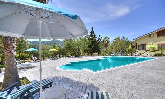 Ascea House | Casa Clelia C: A welcoming apartment surrounded by the greenery.