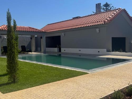 Faulha House | Casa com jardim perto da praia