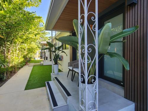 The Roads Apartment | Casa Cuba in Little Havana, Brickell, Calle 8 and 10 minutes to the Beach FREE PARKING