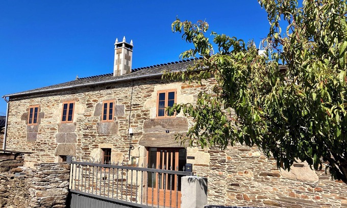 Portomarin House | Casa da Forxa is a renovated former forge/smithy in lovely hamlet setting.