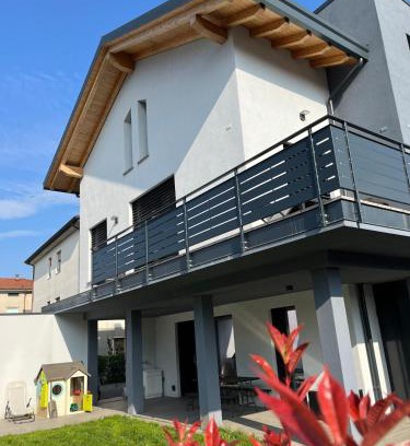 Dalmine House | Casa Darcellas trilocale in a4 con giardino