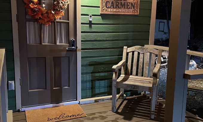 East Stroudsburg Cabin | Casa de Carmen! 3 bedroom Modern Cabin with a view and HOT TUB!