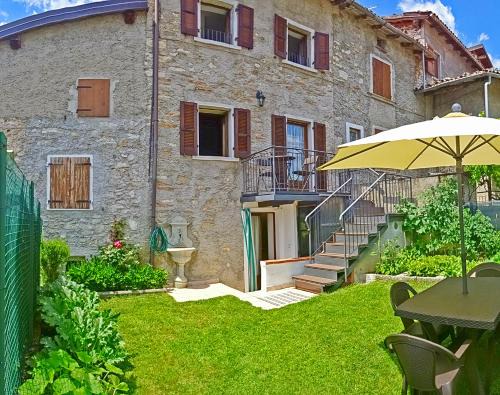 Pregasio House | Casa del Borgo Pregasio Garden and view by Gardadomusmea