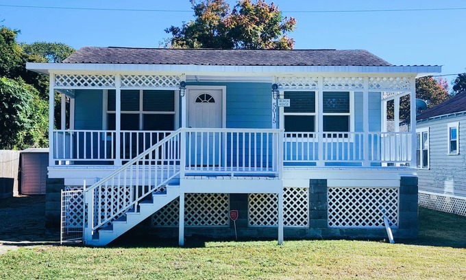 El Lago House | Casa del Charles Sleeps 8 & a five minute walk to the beach!