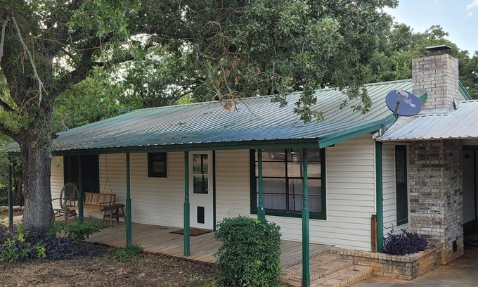 Comanche House | Casa del Lago Proctor, TX near Promontory Park
