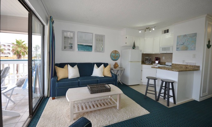 Galveston Condo | Casa del Mar - Coastal Vibe Condo with Ocean View