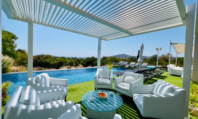 Estoi Villa | CASA DO LAGO, Charming,spacious Villa, with endless pool,& surrounded with lakes