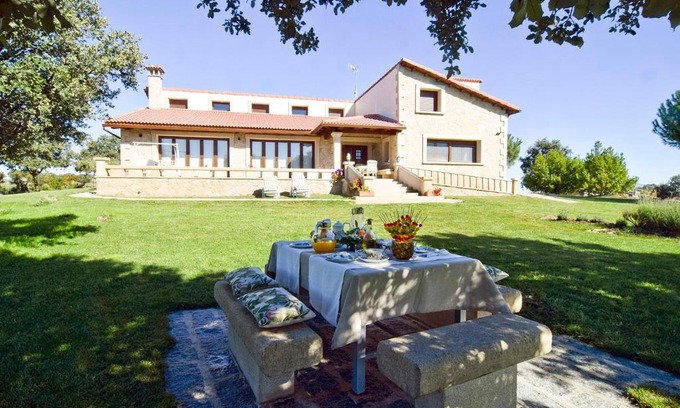 Gallegos de Sobrinos House | Casa Entre Piedras y Estrellas