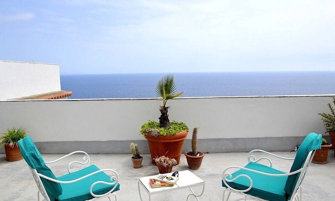 Praiano House | Casa Eralda: A bright and sunny apartment which faces the sun and the sea, with Free WI-FI.