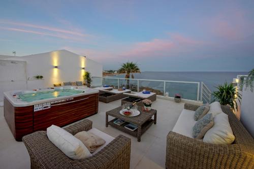 Peneco Beach Villa | Casa Latino - Oceanfront - Luxury & Charming villa- Jacuzzi at Rooftop by DreamvillasAlbufeira