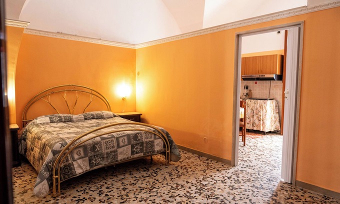 Trinitapoli House | Casa Lucia – Two-room apartment with double bed, single bed, and baby cot