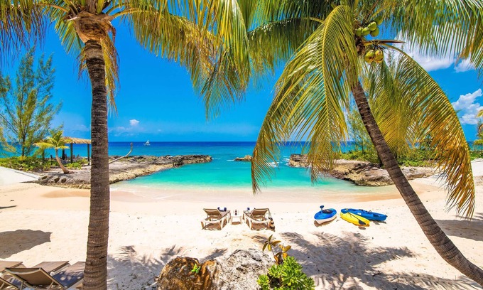 George Town House | Casa Luna 4: Gated Luxury Resort Near Seven Mile Beach w/Barefoot Beach, Pool & Heated Spa