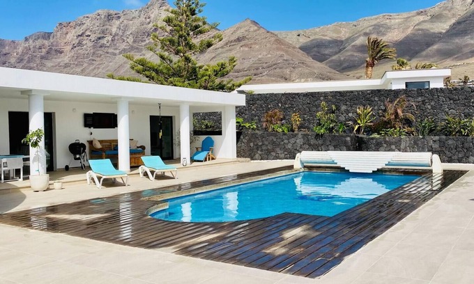 Urbanizacion Famara Villa | Casa Marina 4-Bed Villa with Pool in Famara
