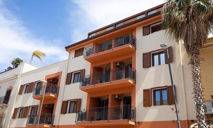 Balestrate House | Casa Marinara I: A modern and graceful apartment situated at a short distance from the beach, with Free WI-FI.