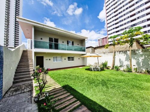 Madalena Apartment | Casa moderna com jardim privativo