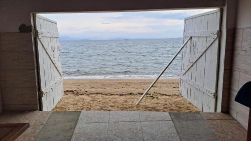 Caiacanga House | Casa na frente do mar, pé na areia