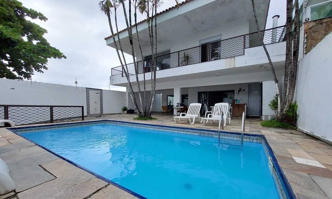 Jardim Belmar House | Casa na Quadra da Praia da Enseada, Acomoda até 12 Pessoas