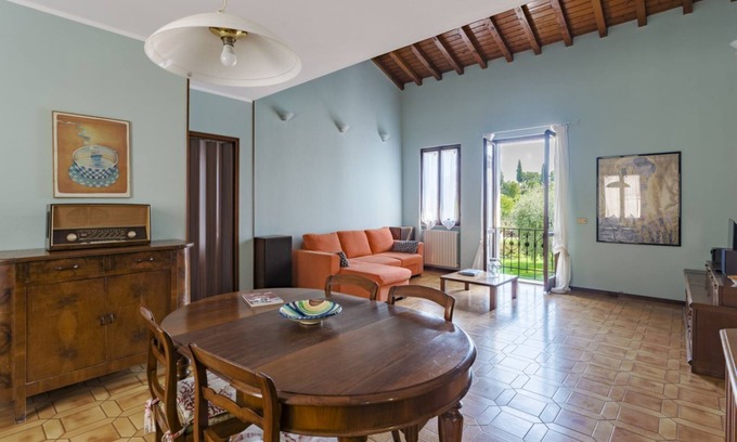 Padenghe sul Garda House | Casa Nora - large apartment in an ancient courtyard