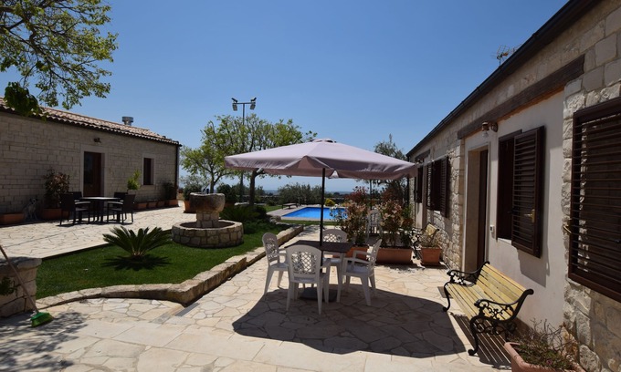 Modica House | Casa Pirato - Autumn apartment in 18th century villa