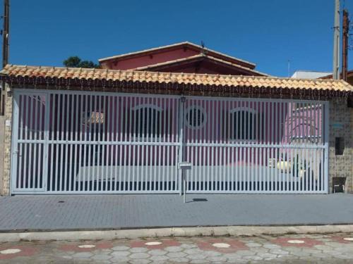 Parque Oasis House | Casa Rosa de Peruíbe - Casa de Temporada 3 dormitórios, 10 hóspedes, piscina, wi-fi, netflix, 800 metros da praia