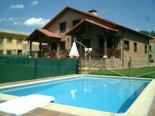 San Martin de Valdetuejar Apartment | Casa rural casa lara piscina jardin Lara