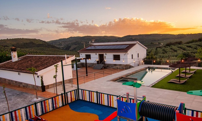 Montefrio Villa | Casa Rural con Piscina y Jacuzzi con Capacidad Máxima Para 16 Personas
