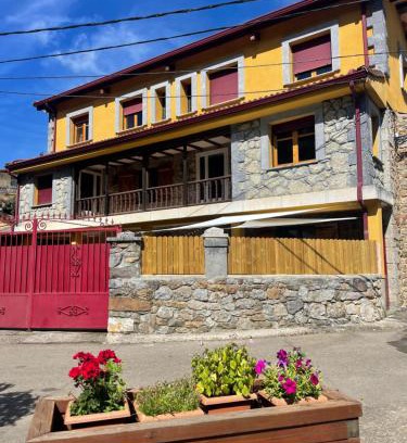 Cremenes House | Casa Rural MONTE ROBLO