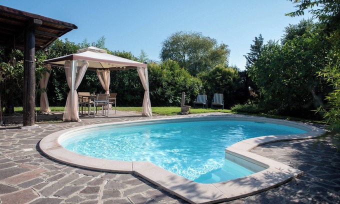 Premenugo Villa | Casa Schatz is a spacious cottage with a large furnished garden and swimming pool.