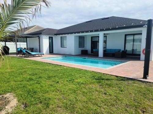 Mariner House | Casa Sevilla, heated pool, sleeps 9, 4B3B