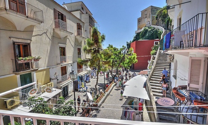 Positano Apartment | Casa Tarallo: A bright and cheerful apartment in the heart of Positano, with Free WI-FI.