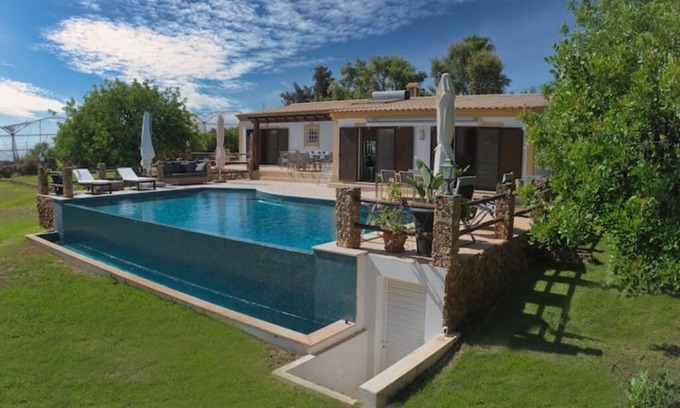 Loule Villa | Casa Tranquility with beautiful pool and Jacuzzi!nn