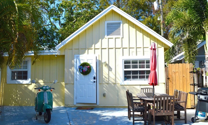 Grandview Heights Cottage | Casa Tua: Charming Cottage House in Downtown West Palm Beach!