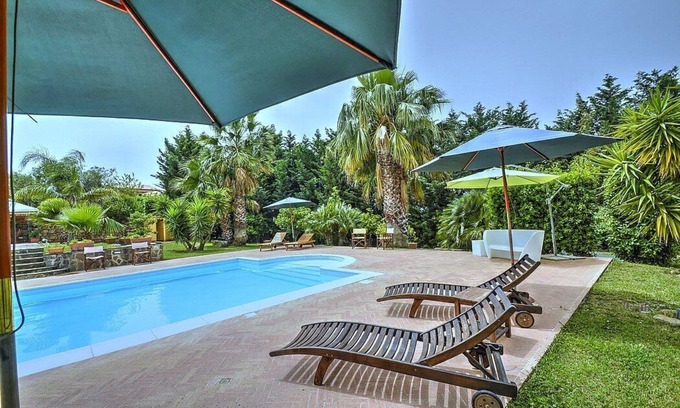Alani House | Casa Turchino C: A welcoming apartment that is part of a villa situated in a quiet location, surrounded by a wonderful garden, with Free WI-FI.