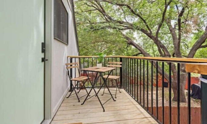 Riverside Apartment | Casa Verde: A Studio Retreat 5 Minutes to Downtown